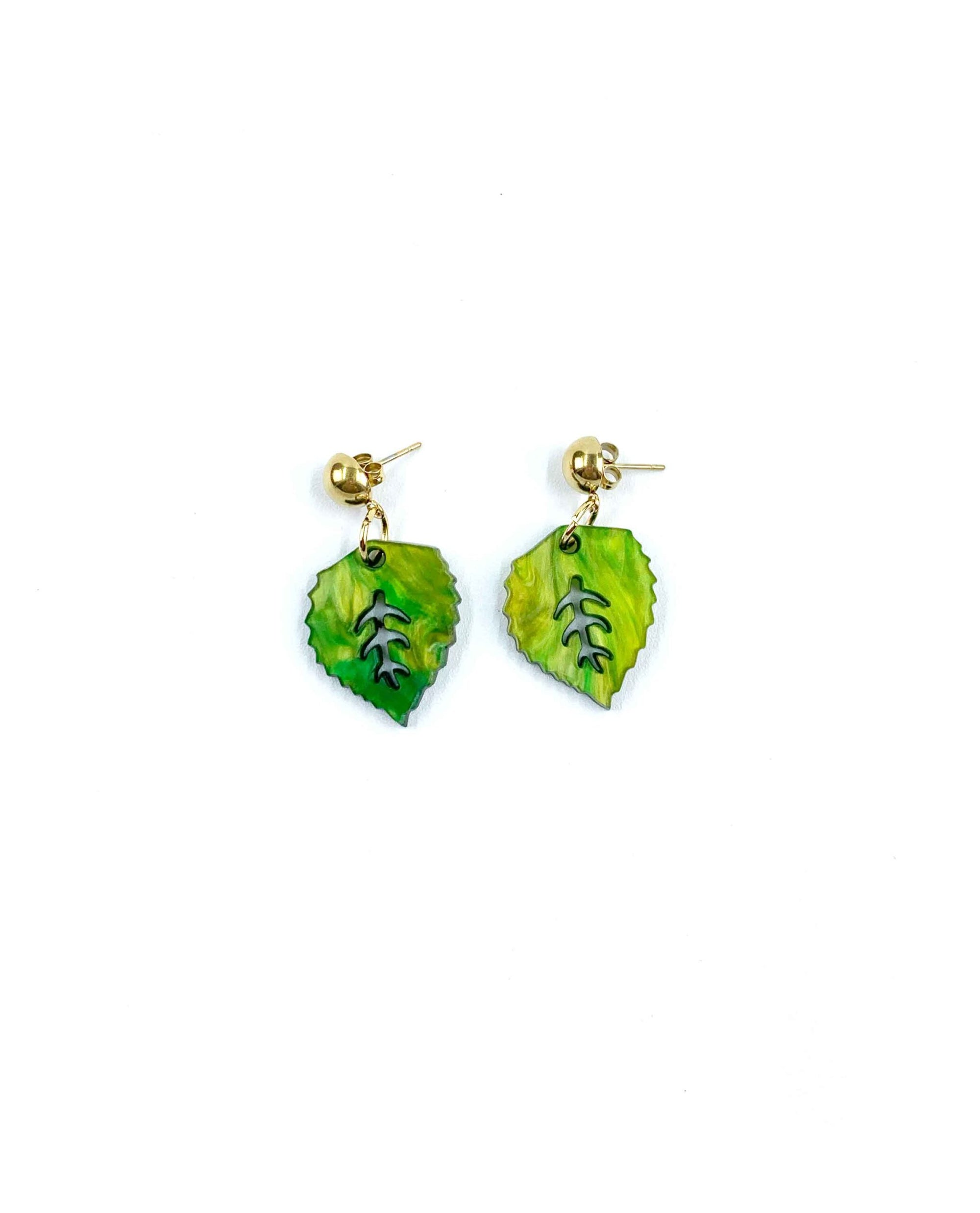 Pendientes de hoja verde y broche dorado-3