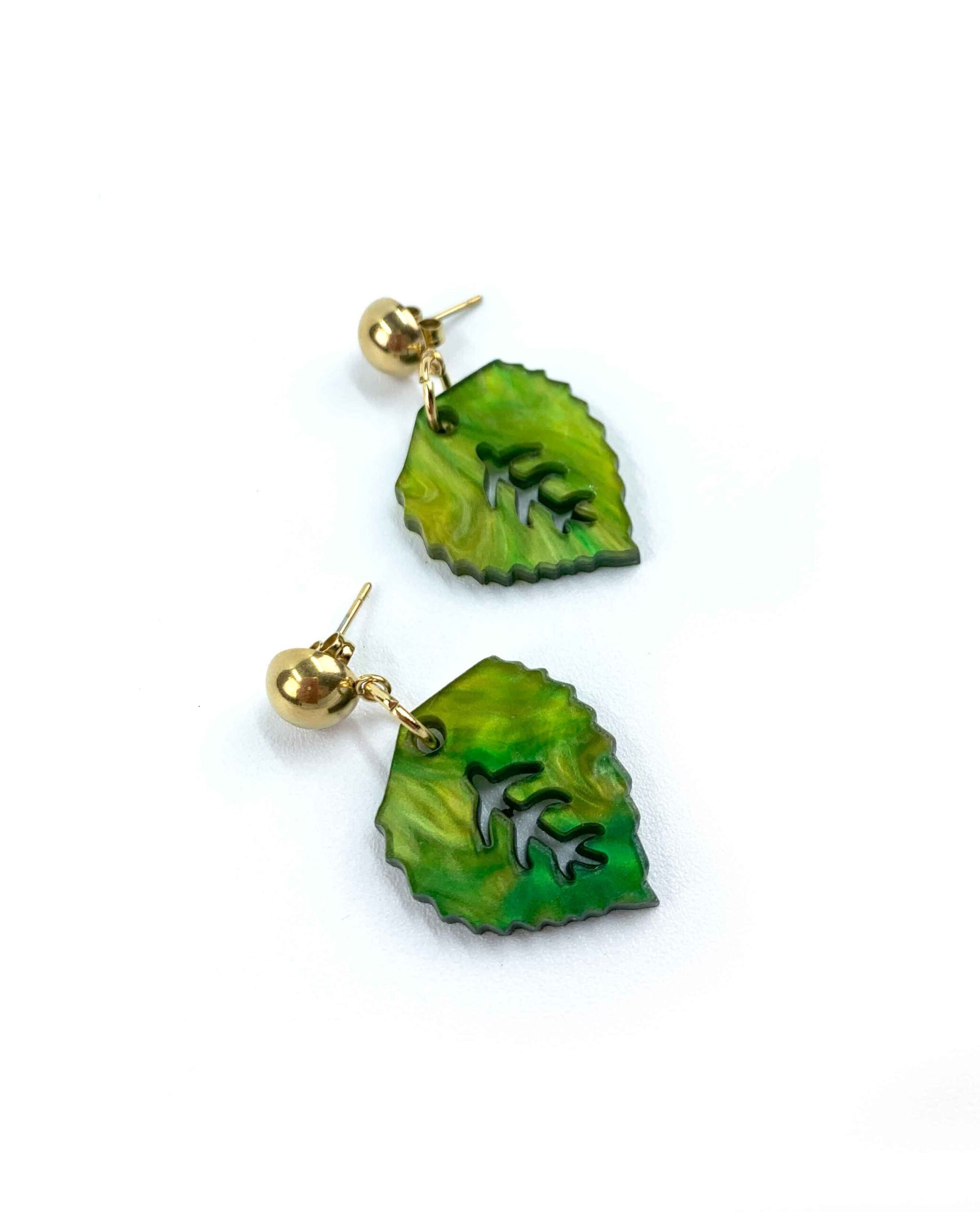 Pendientes de hoja verde y broche dorado-0