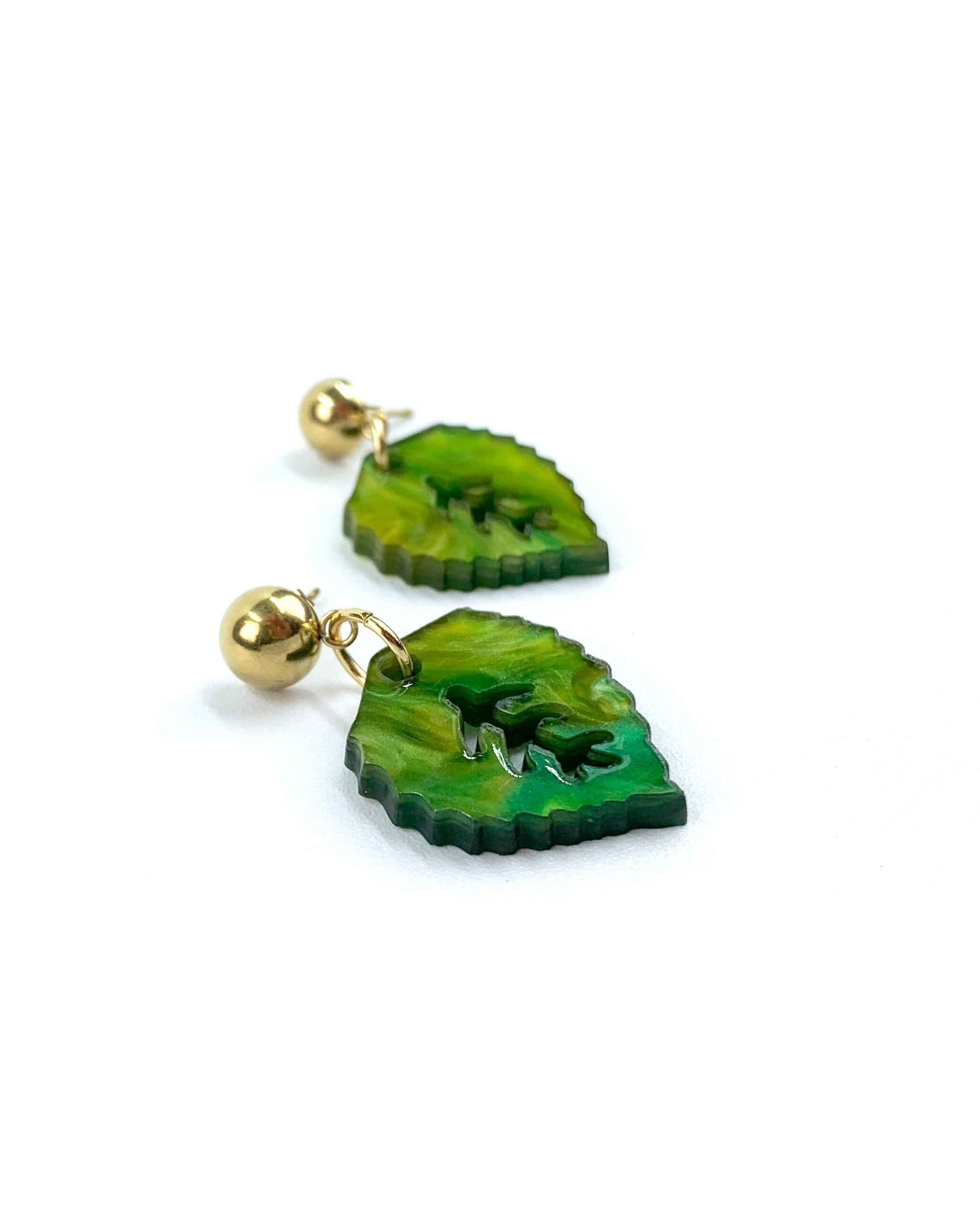Pendientes de hoja verde y broche dorado-2