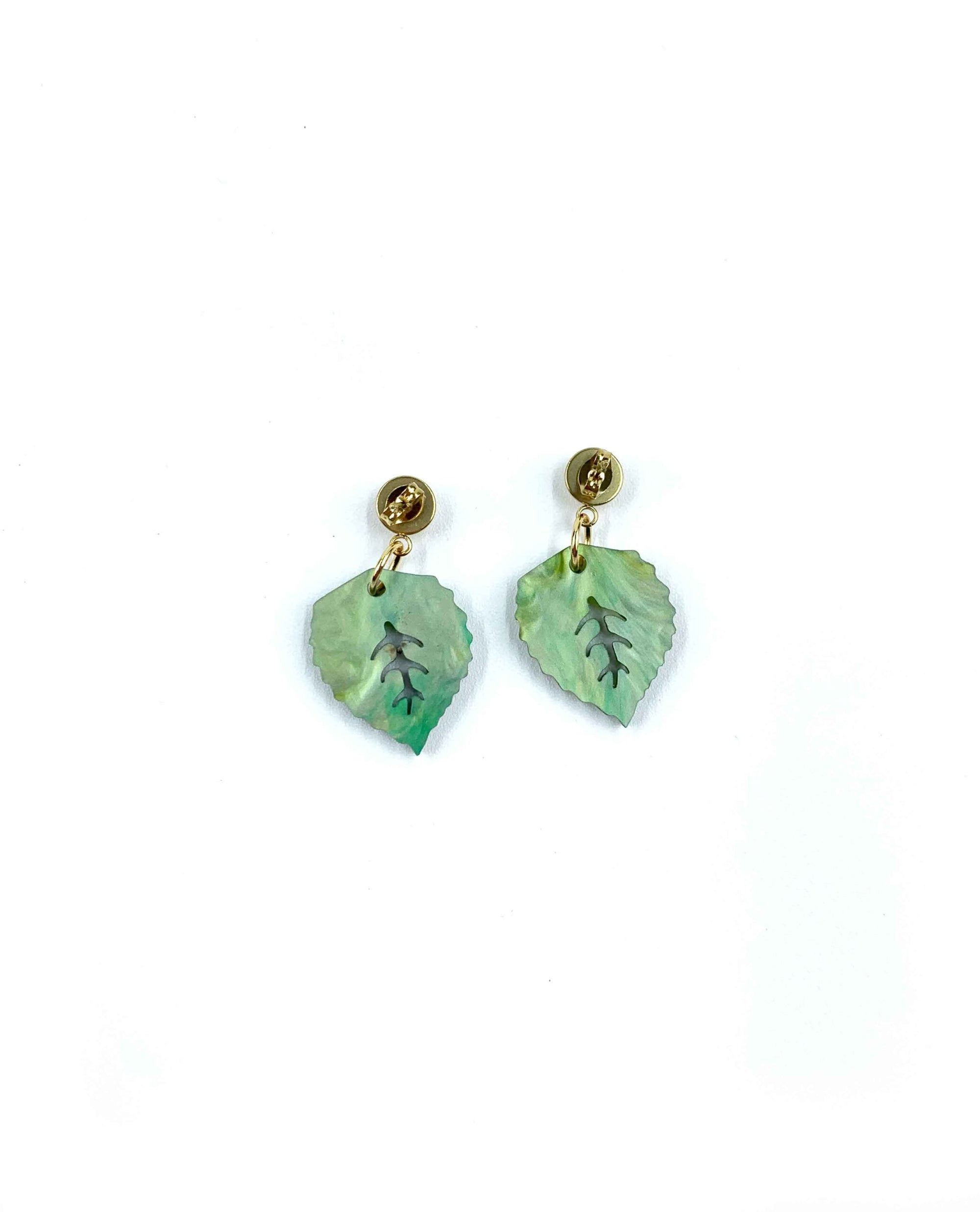 Pendientes de hoja verde y broche dorado-1